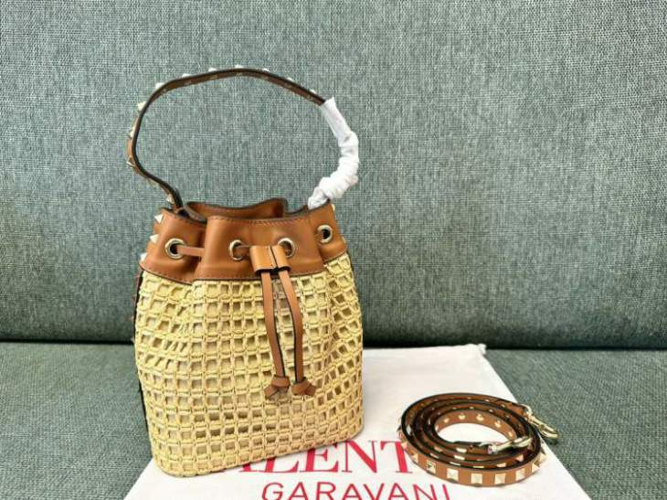 Picture of Valentino Handbags _SKUfw167477380fw